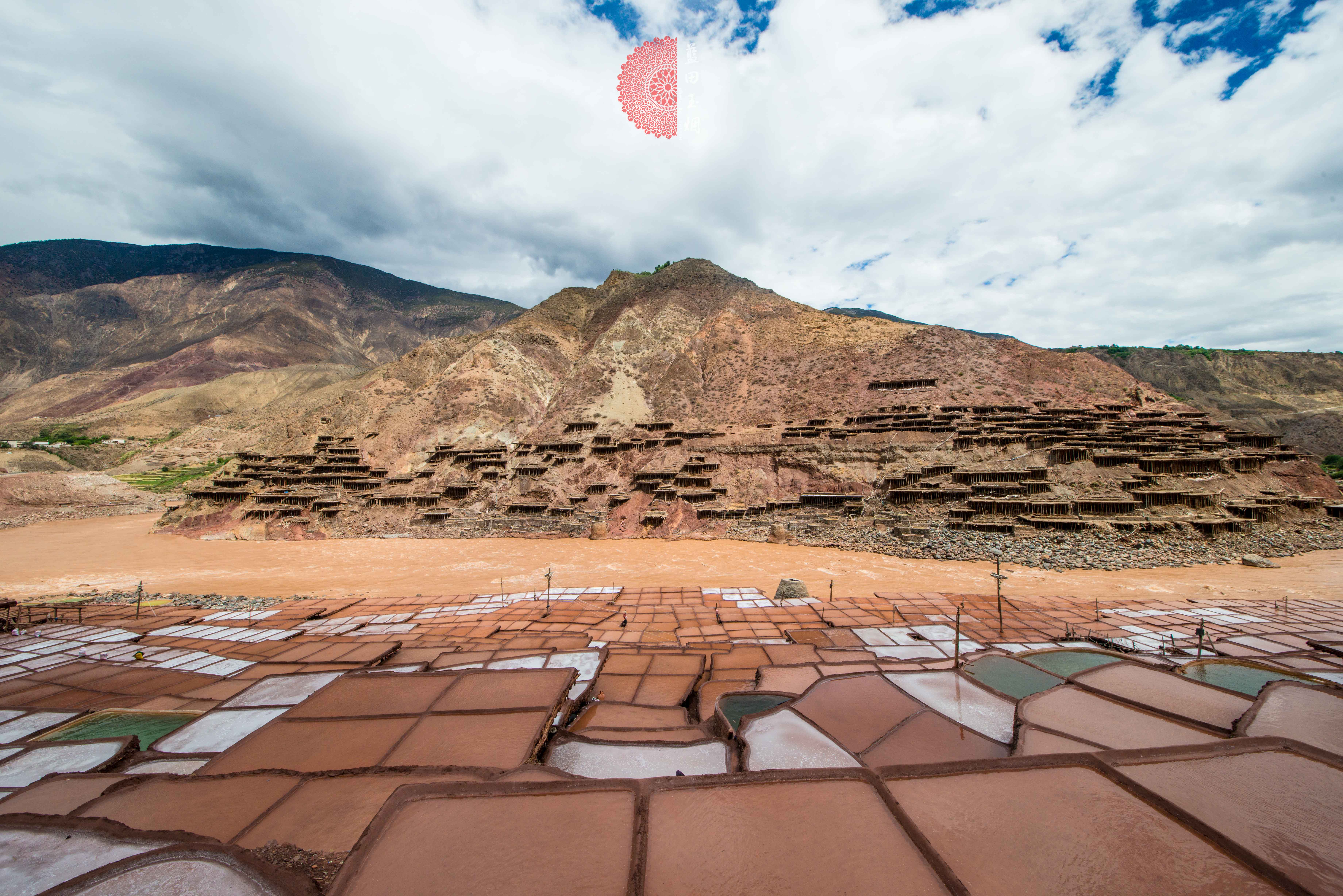 茶马古道上的千年古盐田,还保持传统的晒盐方式,且颇为规模壮观