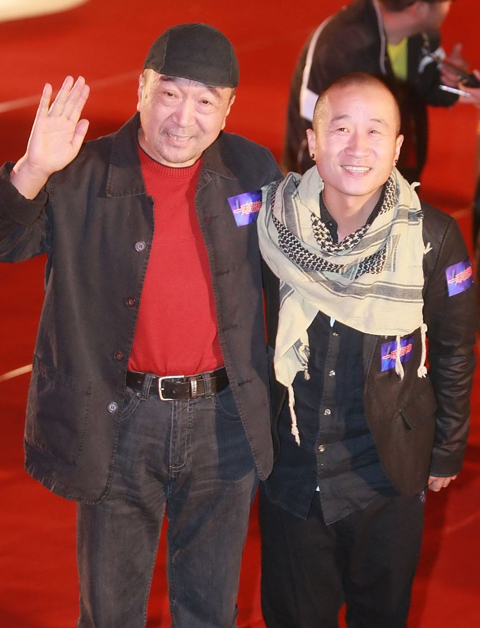 李保田的儿子李彧回到北京去看自己的父亲,他们父子俩难得相聚,画面很