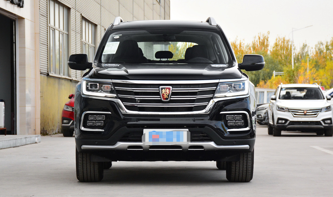 空间还算是不错,后排坐两个人空间尚可,坐三个人的