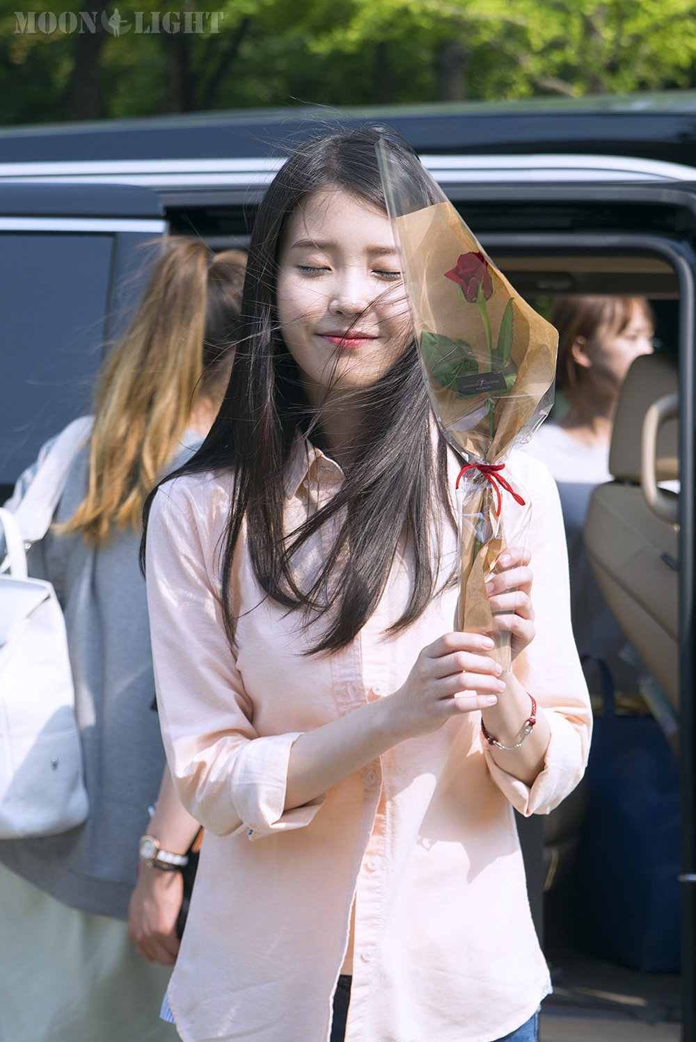 微风吹动发丝的定格瞬间,也吹动了u爱娜们的心弦