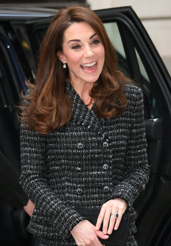 英国凯特王妃黑色套装出席会议,大笑之后回归优雅本性