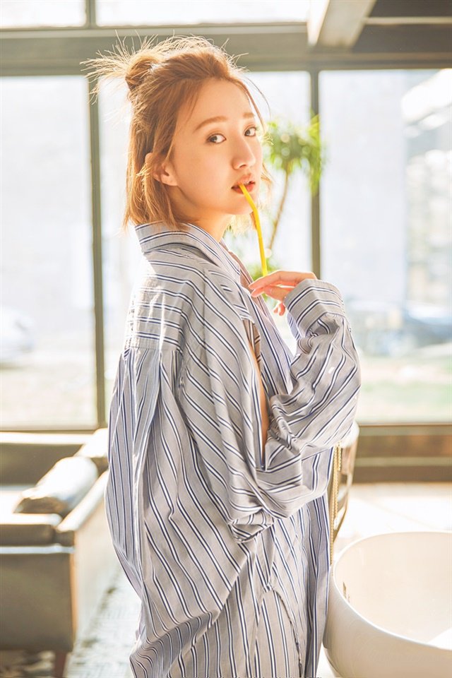 郑雅文丸子头可爱写真,面容清秀,清新自然