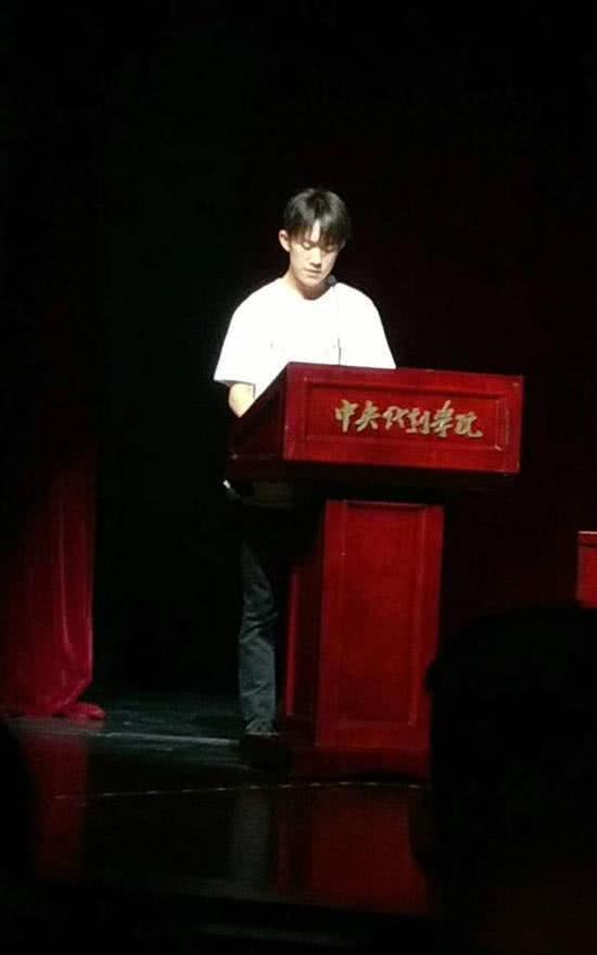 易烊千玺大学宿舍合影曝光,室友颜值太高,网友看见都不淡定了