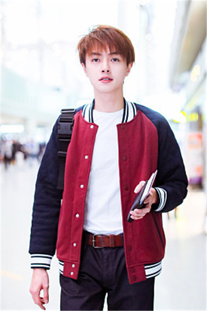 官鸿素颜亮相机场,一身休闲装低调又帅气