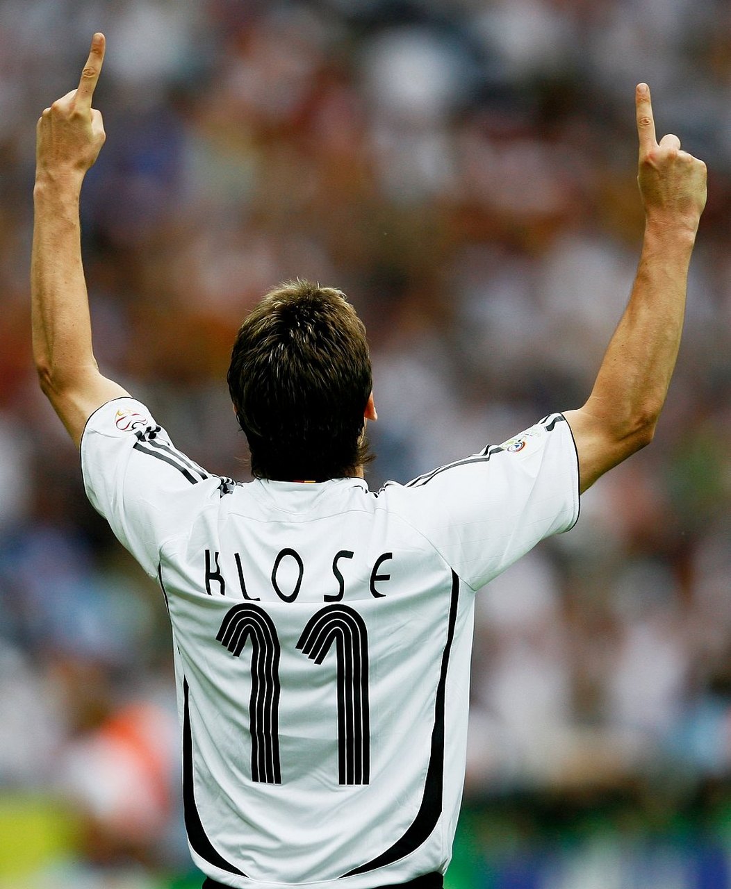 克洛泽:德国足球传奇,拥有令人惊叹的空战能力,他的头球和身体对抗让