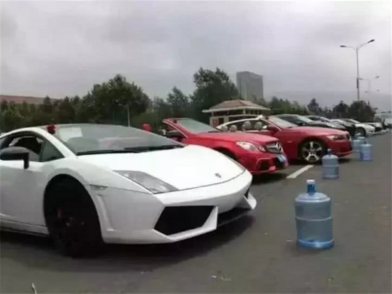 大学门口豪车和饮料瓶,本是教书育人,却成为土豪"寻欢作乐"?