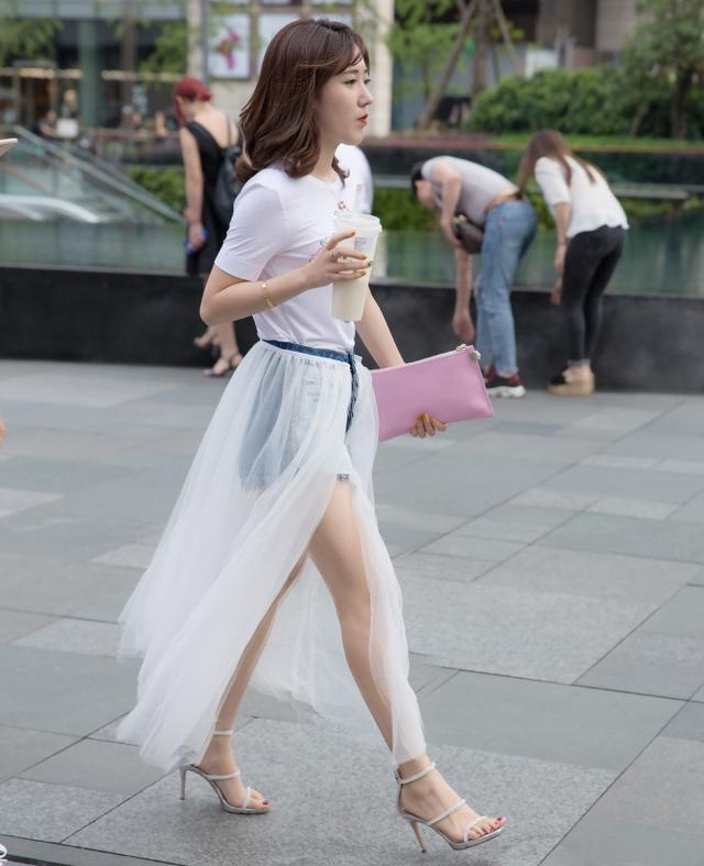 街拍:性感时尚的美女,一袭蓝色连体裙,雪白大长腿,格外吸睛!