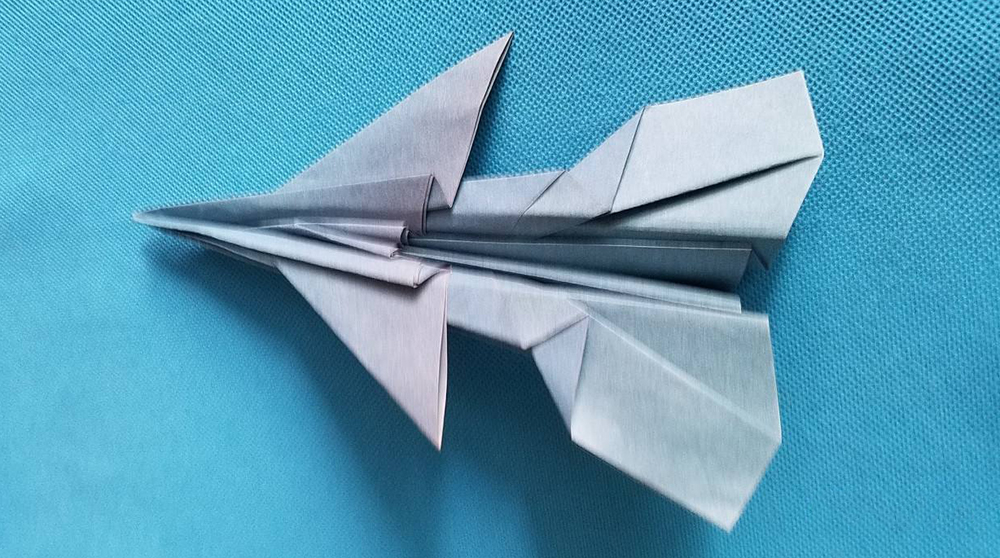 会扇动翅膀的纸飞机图片