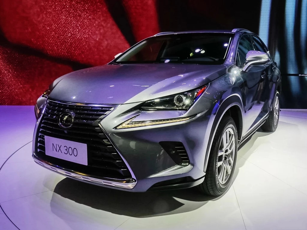 雷克萨斯nx这两款颜色的车型,你喜欢哪个?