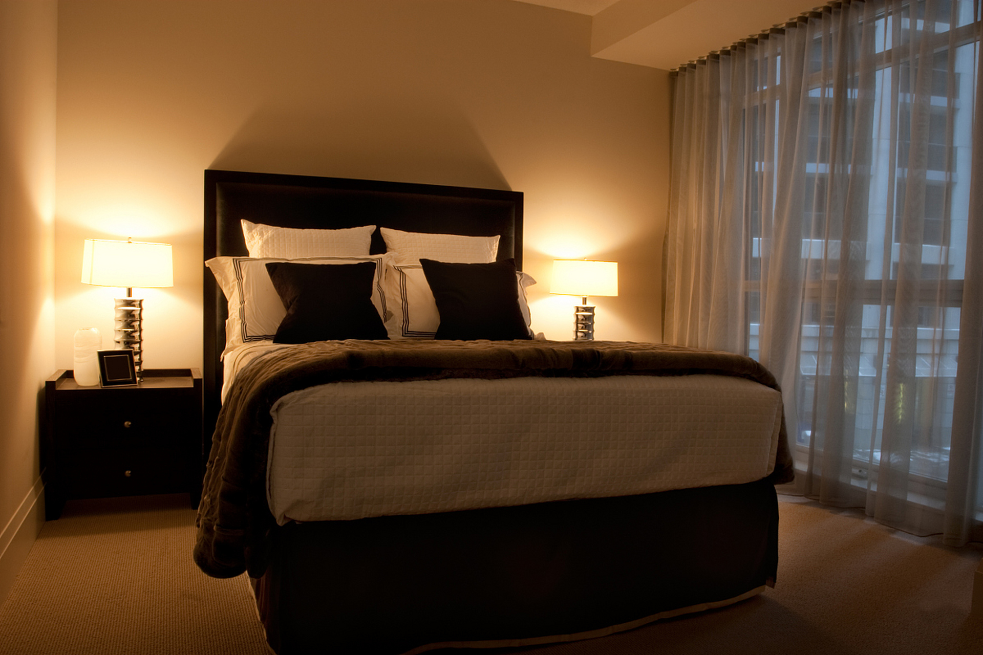 棕色的床配什么颜色的床单 棕色是一种中性且百搭的颜色,可以与多种