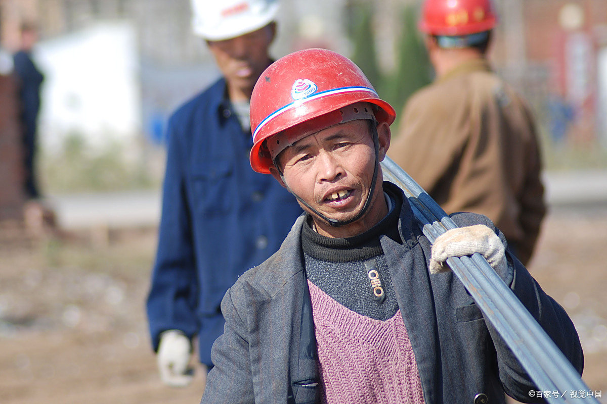 班途中,偶遇几名年轻的农民工,无意间捕捉到他们的谈话,让我为之动容.