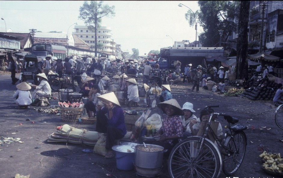 90年代越南菜市场,见过抠脚大汉,来看看抠脚大妈