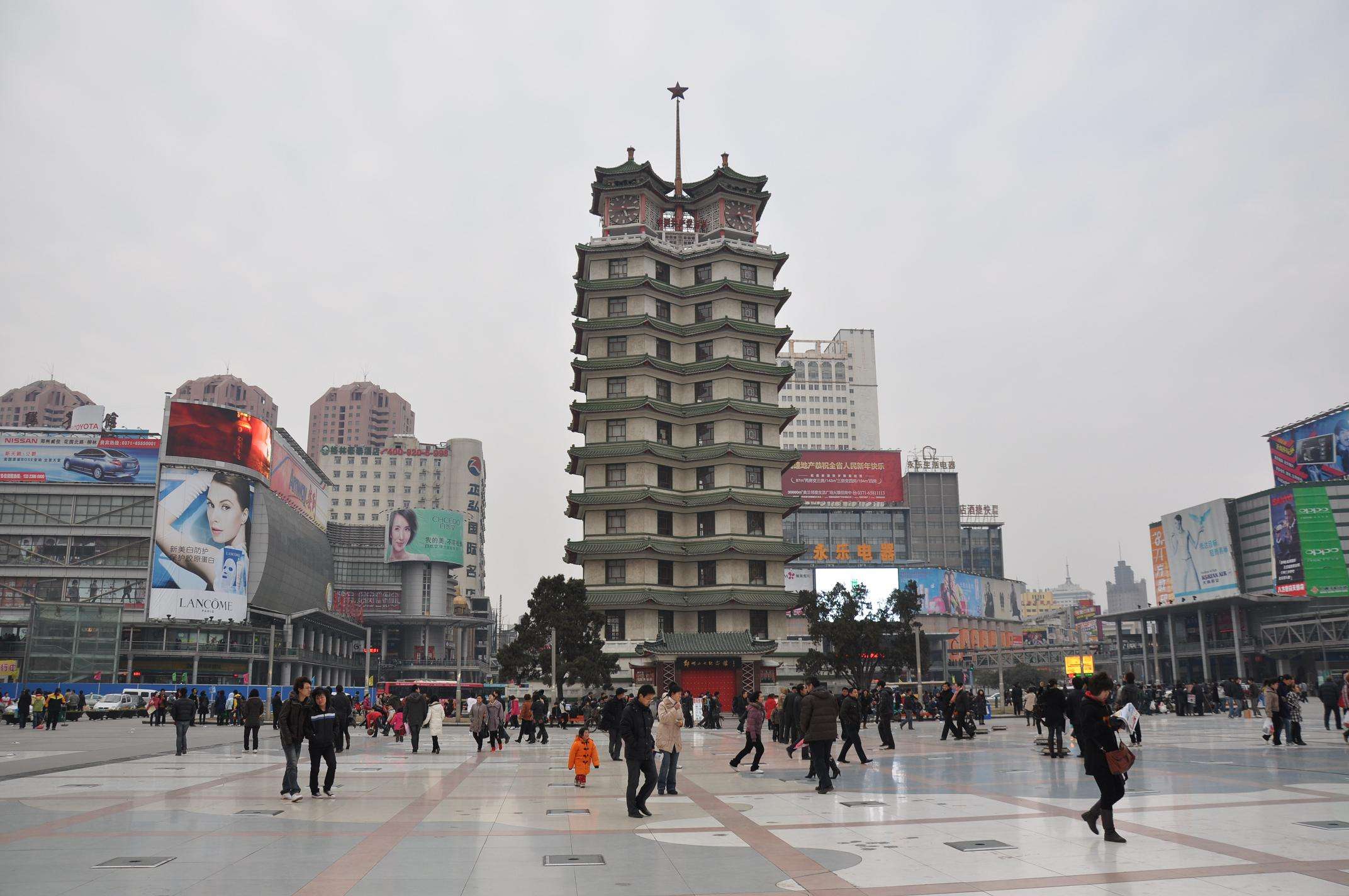 郑州二七塔,是中国建筑独特的仿古联体双塔,而且夜景十分美妙