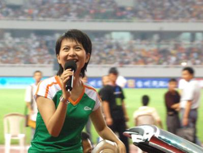 48岁歌手甘萍生活照 夫妻恩爱生活低调 女儿长相随爸爸