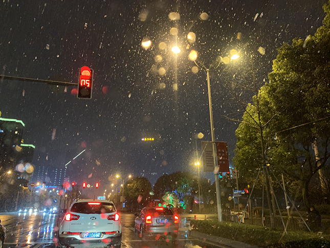 夜间申城依旧飘雪不断  赵立荣摄