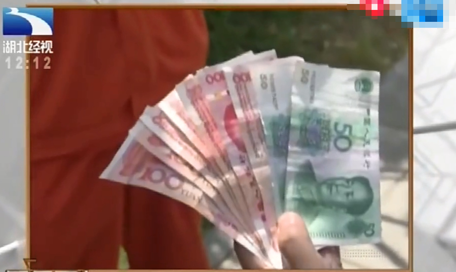 环卫工人在工作时,路过大姐竟给塞800块钱,真相让人感动不已