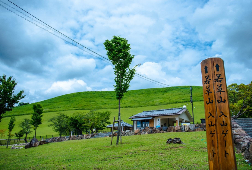 若草山:很多的游客都会登上这里,俯瞰一下整个奈良的风景