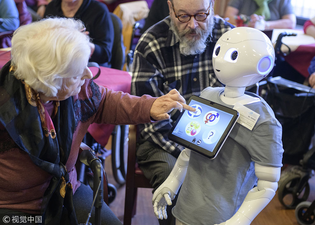 看护机器人亮相德国养老院 "表情"软萌还能与老人互动