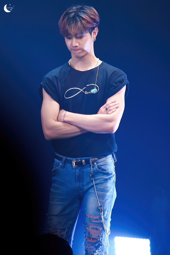 段·一入纹身深似海·宜恩 腿部疑似出现新纹身