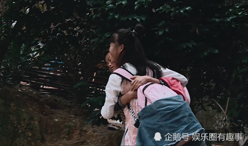 《变形计》姐姐变形结束回家,弟弟抱姐姐手的位置引争议,过分了