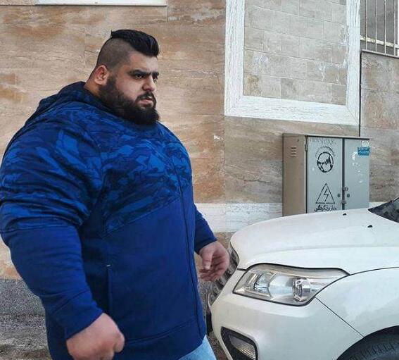 伊朗"绿巨人"晒豪车,身高1米88体重388,一身肌肉塞满整个车厢