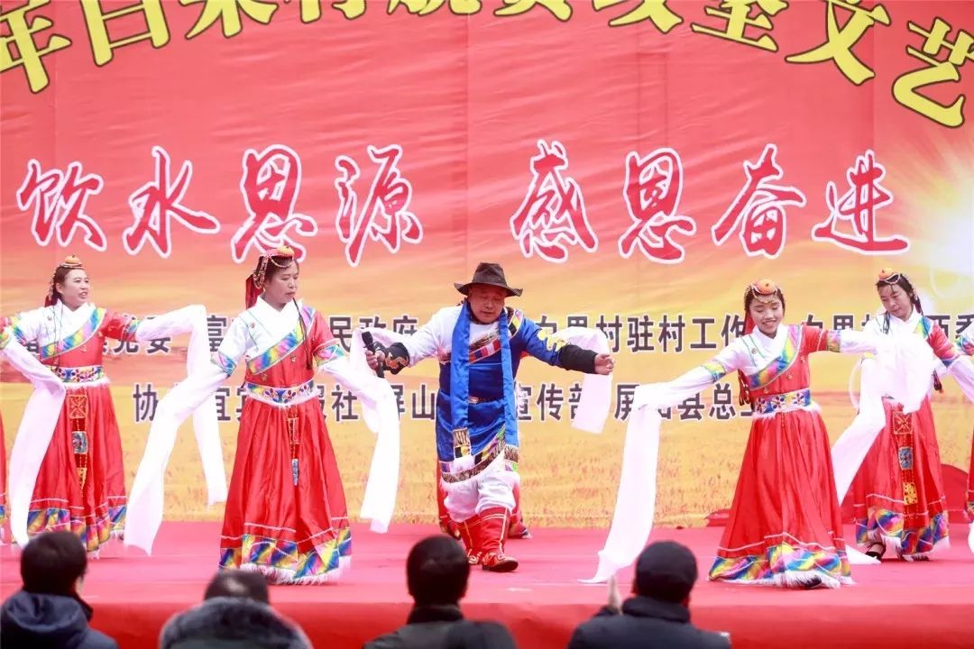 屏山县富荣镇白果村举行"饮水思源感恩奋进"文艺汇演