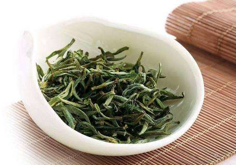 上饶白眉总的特征:外形壮实,条索匀直,白毫满披,色泽绿润,香高持久