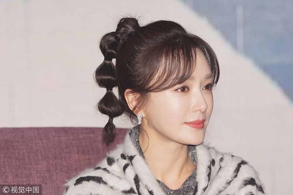 秦岚梳个性麻花辫,可爱俏皮;  图片来源
