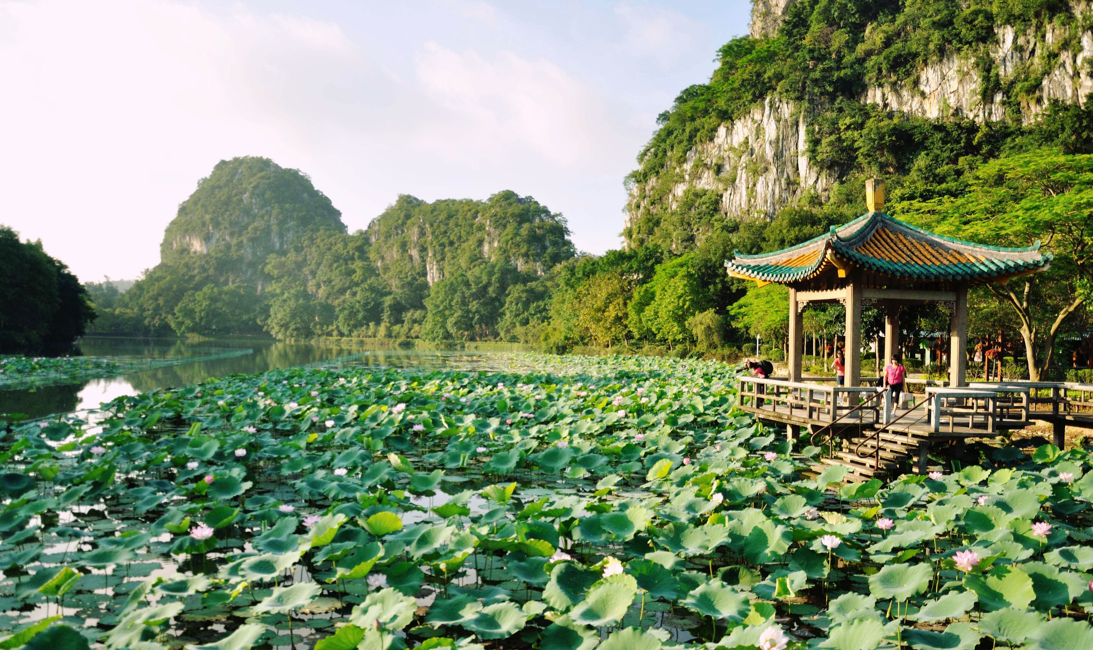 七星岩风景区位于广东省肇庆市端州区七星路,总面积8.