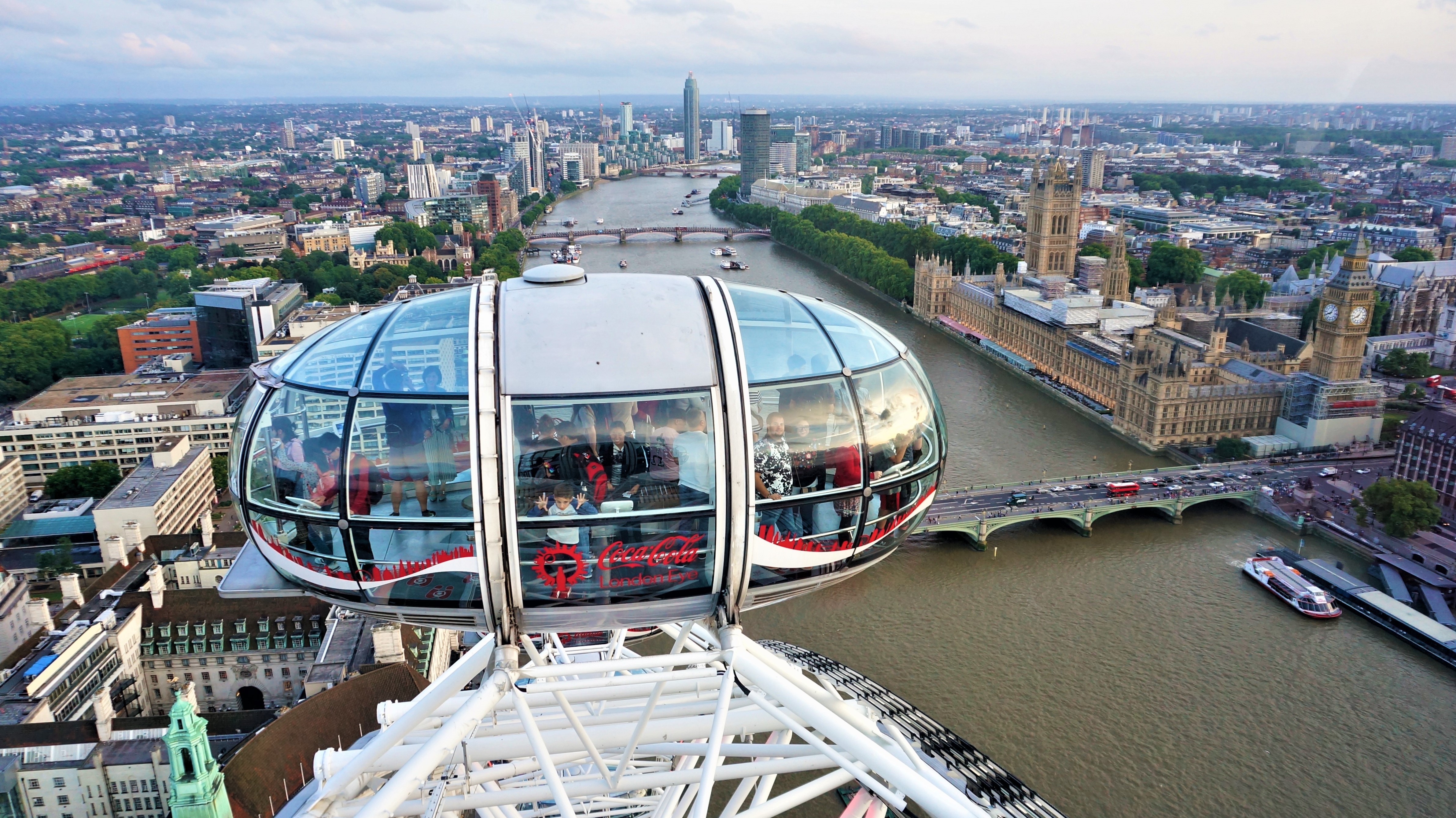 伦敦眼上俯瞰国会大厦和泰晤士河