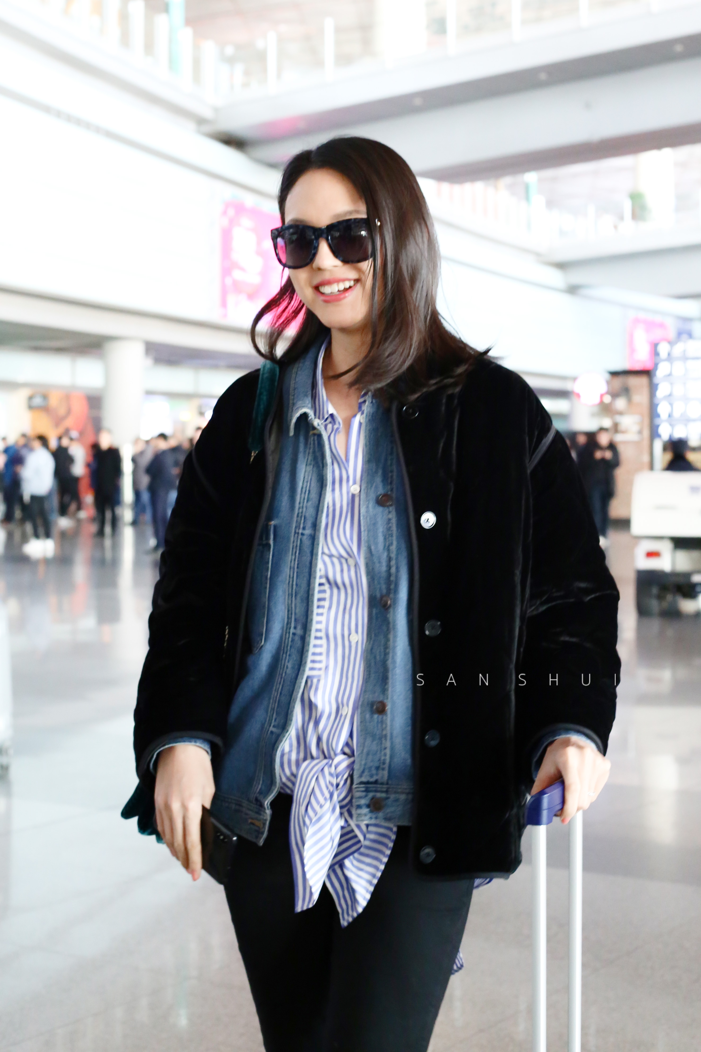 34岁辣妈张梓琳机场秀,三件叠穿好保暖,平底鞋难掩"无敌"长腿