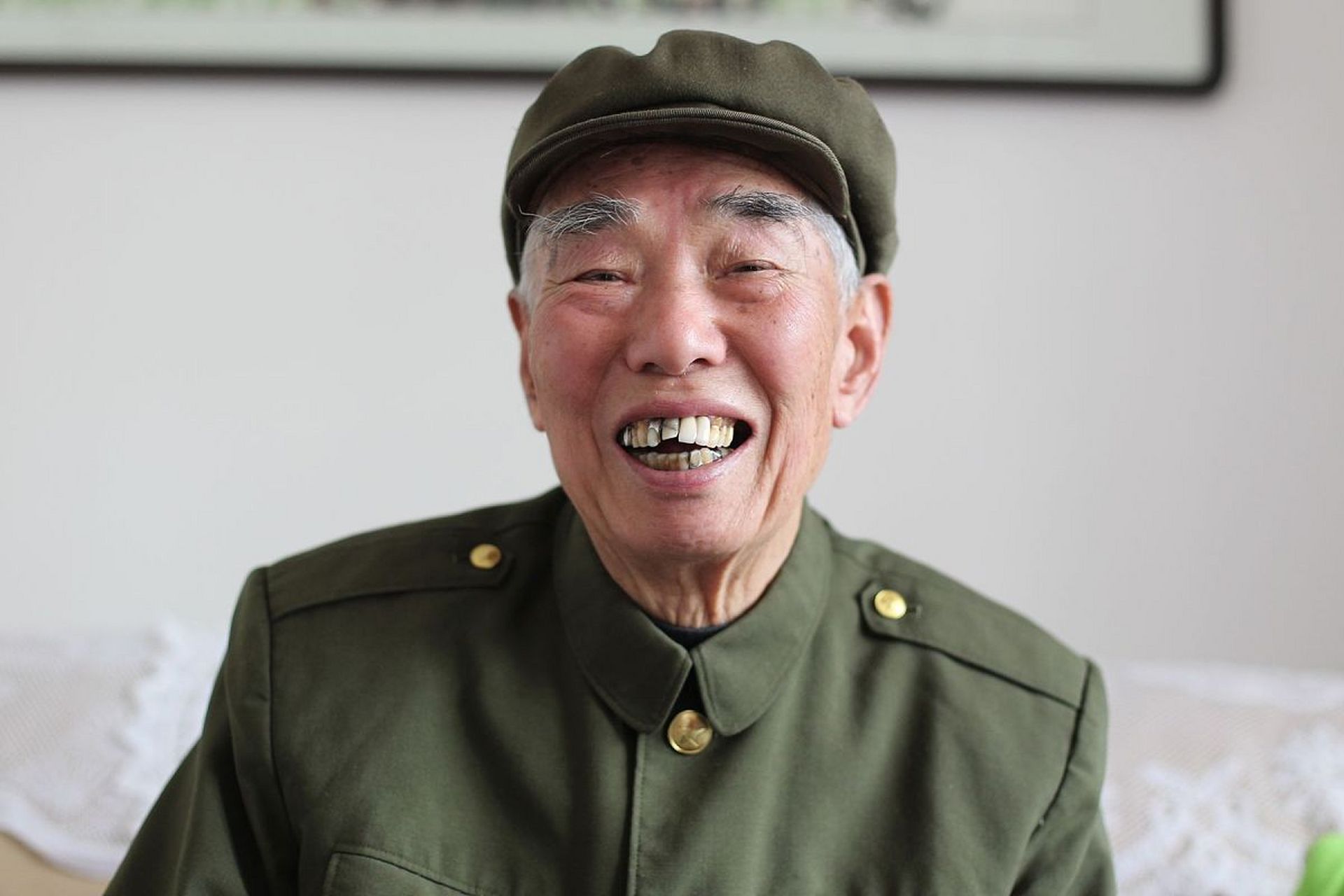 年过55的老兵赵宗刚,看着荧幕上熟练驾驶着坦克的小兵想起自己曾在