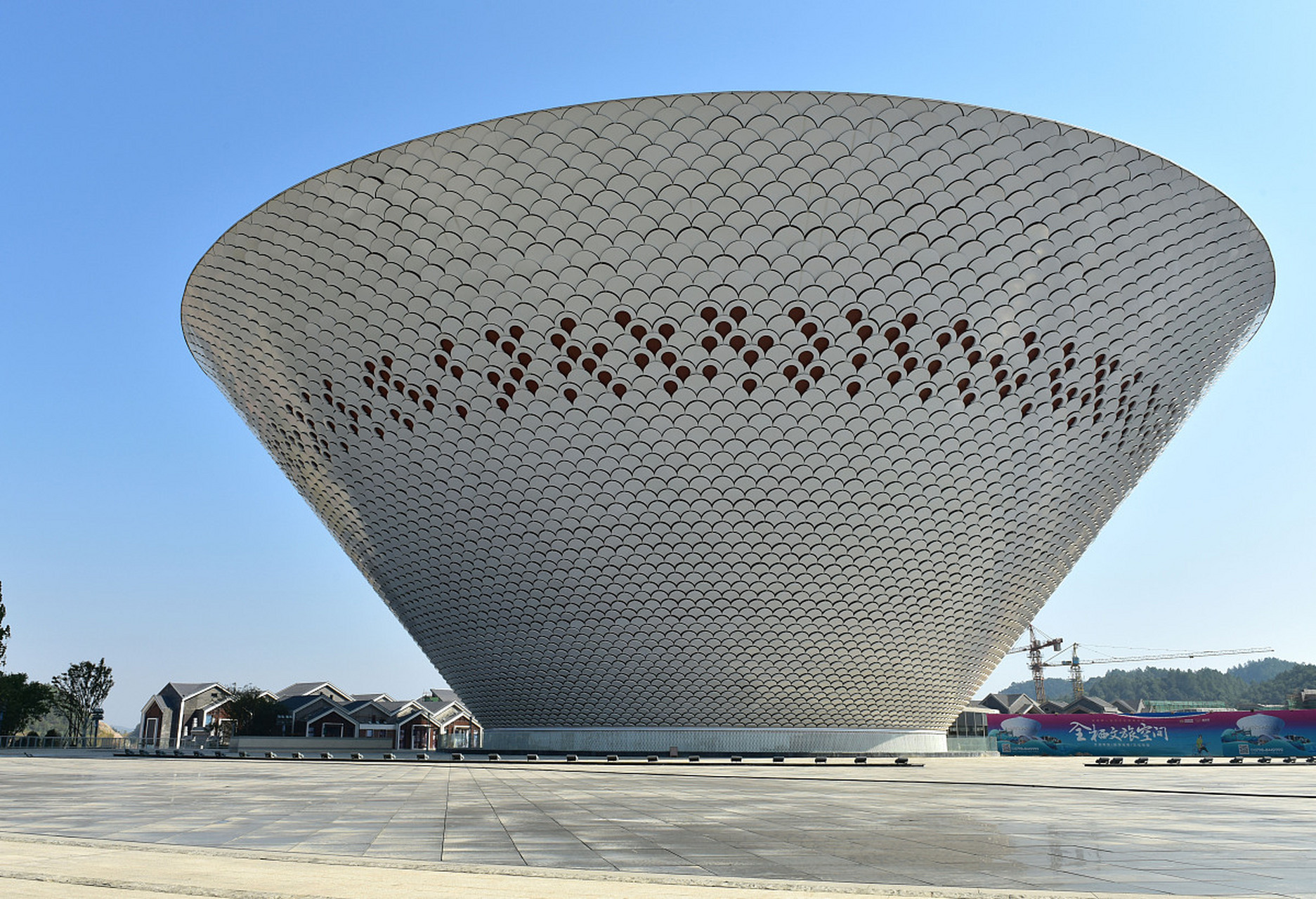 如果你选择来到潮州,特别是潮安区彩塘镇,那里的陶瓷市场绝对是一个不