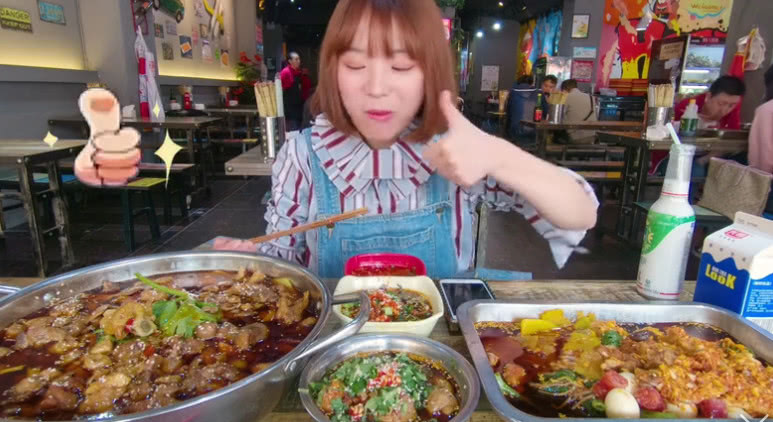 大胃王余多多吃八人份的肥肠鸡,不过瘾再来一份蛋炒饭