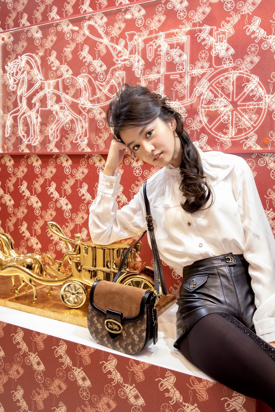 组图:时尚黑洞?木村光希复古长卷辫搭配黑丝亮相老气横秋