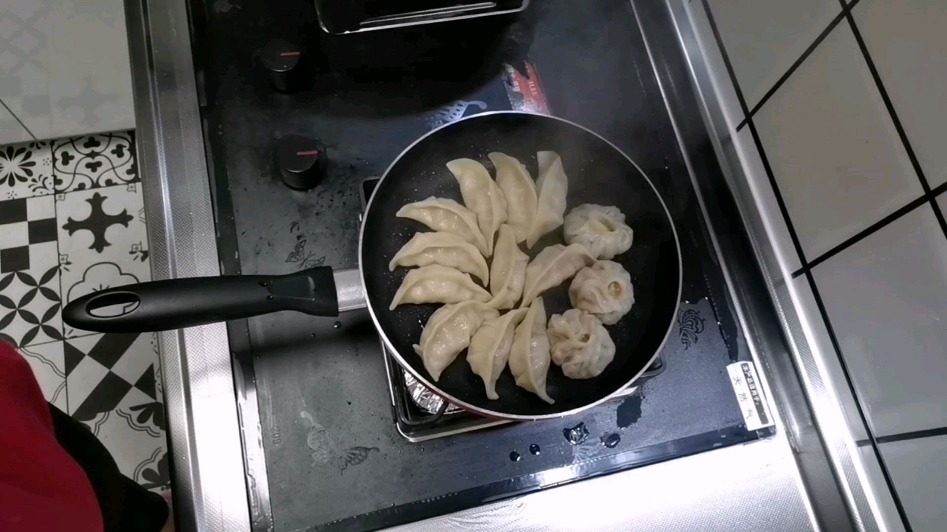 小生活日记:下班回家包饺子,教你最简单的小笼包