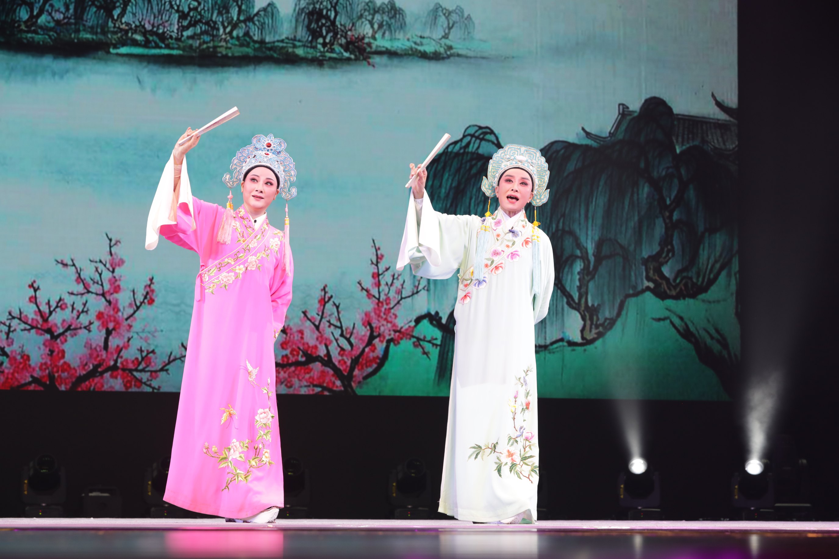 梅花奖艺术团用中国戏曲架起中外艺术合作交流桥梁