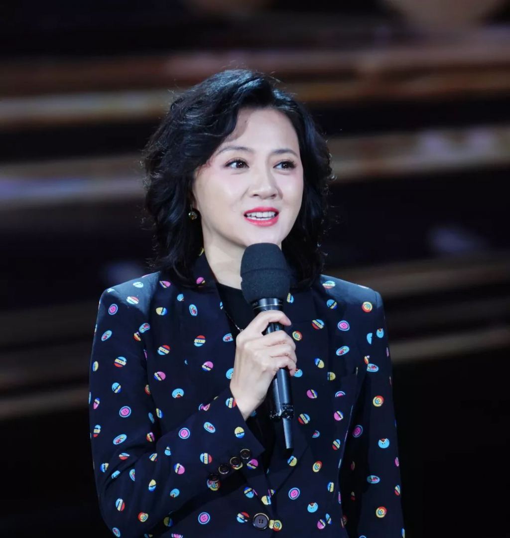 她被誉为"春晚小品皇后",穿旗袍优雅妩媚,46岁依旧风韵犹存!