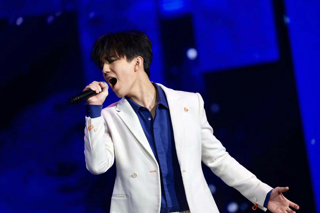 迪玛希一身白色西装尽显好身材,宛若"白马王子".