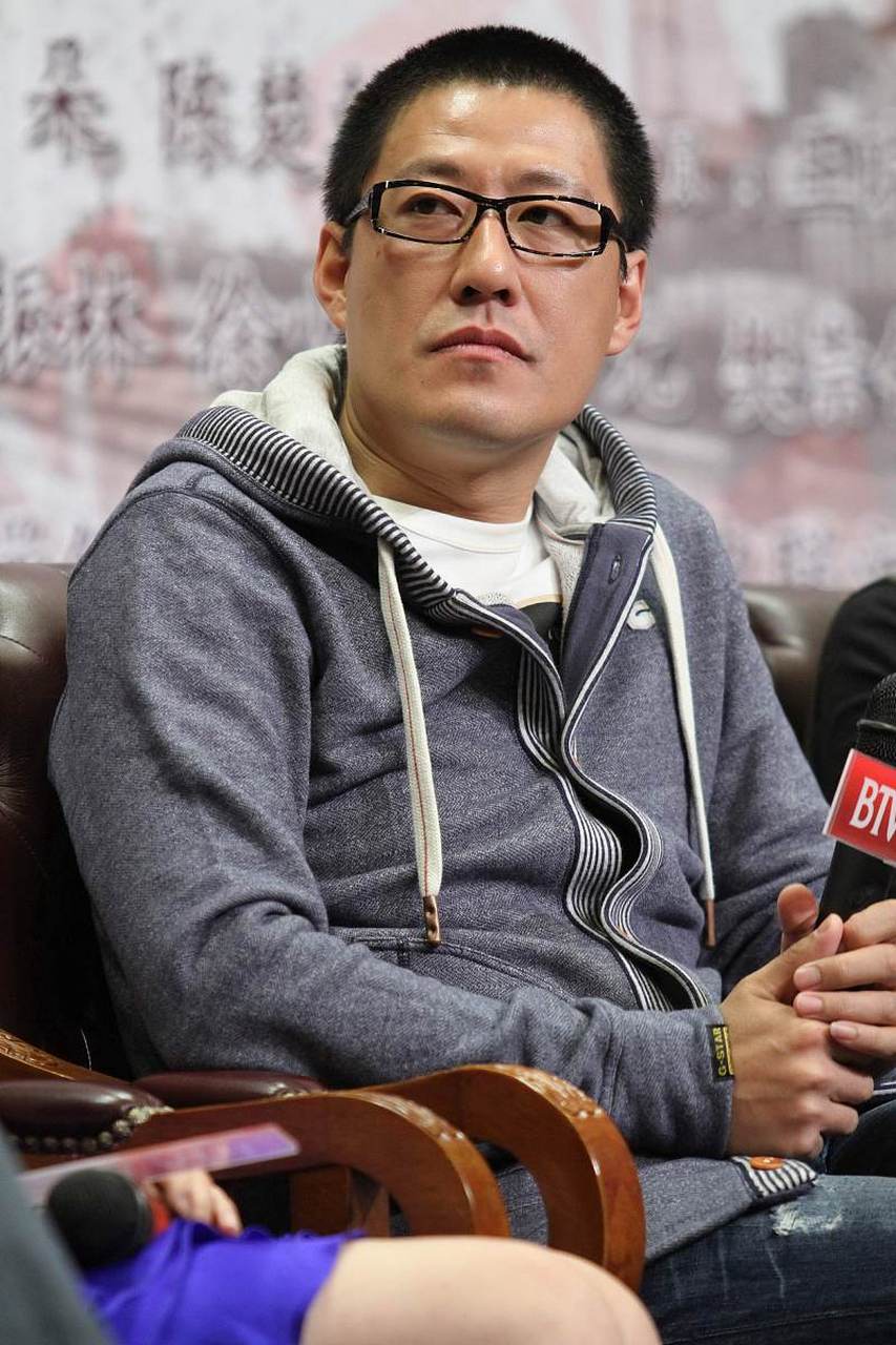 主持人李静,问演员于震,听说你耍大牌,把导演给打了.