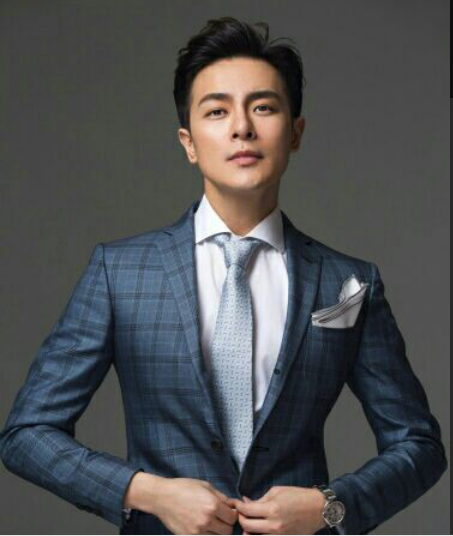 万思维,倨傲而顽长的身躯在夜色中带着神秘的气息