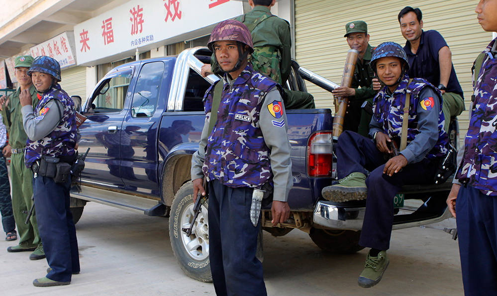 此地不归中国管,却活成了"中国人"的样子:汉语汉字中国车牌