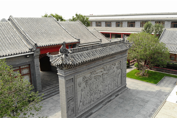 北京的四合院都分布在一条条的胡同之中,胡同狭窄,小摊小铺挤满胡同