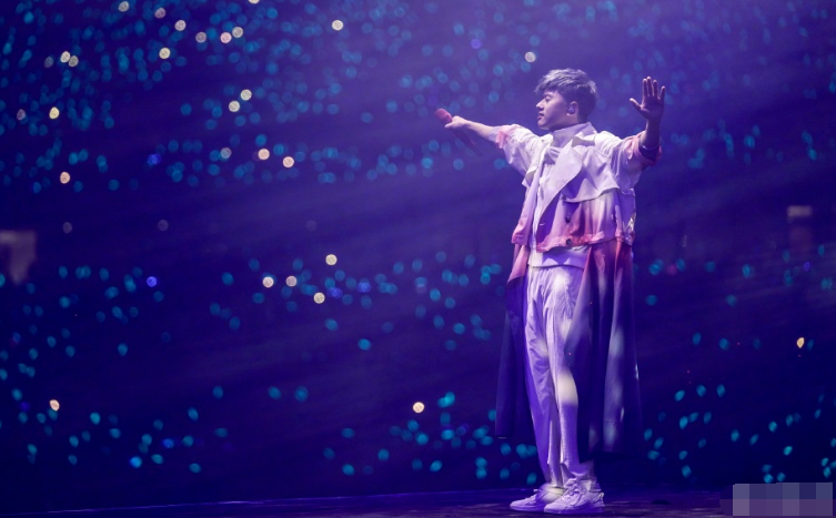 张杰演唱会佛山站,首次挑战周杰伦的双节棍,五色星海显高人气