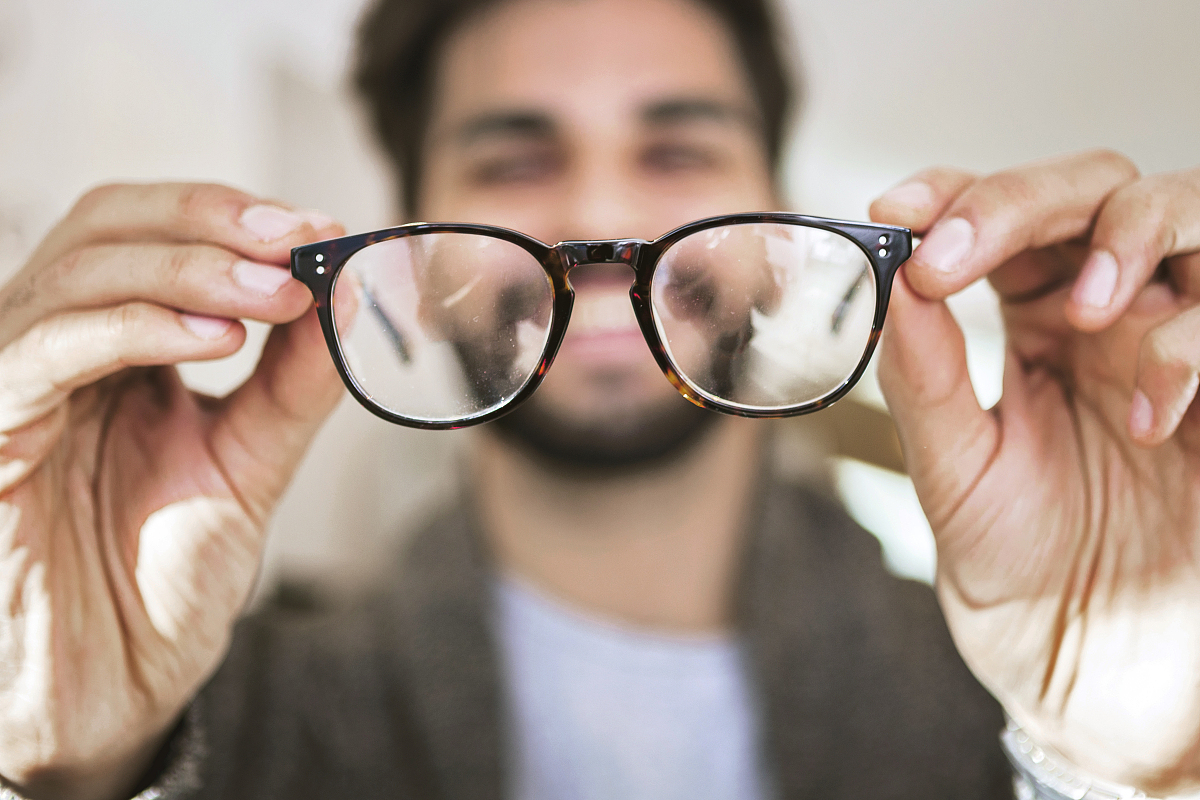 长期佩戴眼镜是否会让视力变得更差?眼镜正确佩戴姿势重要吗