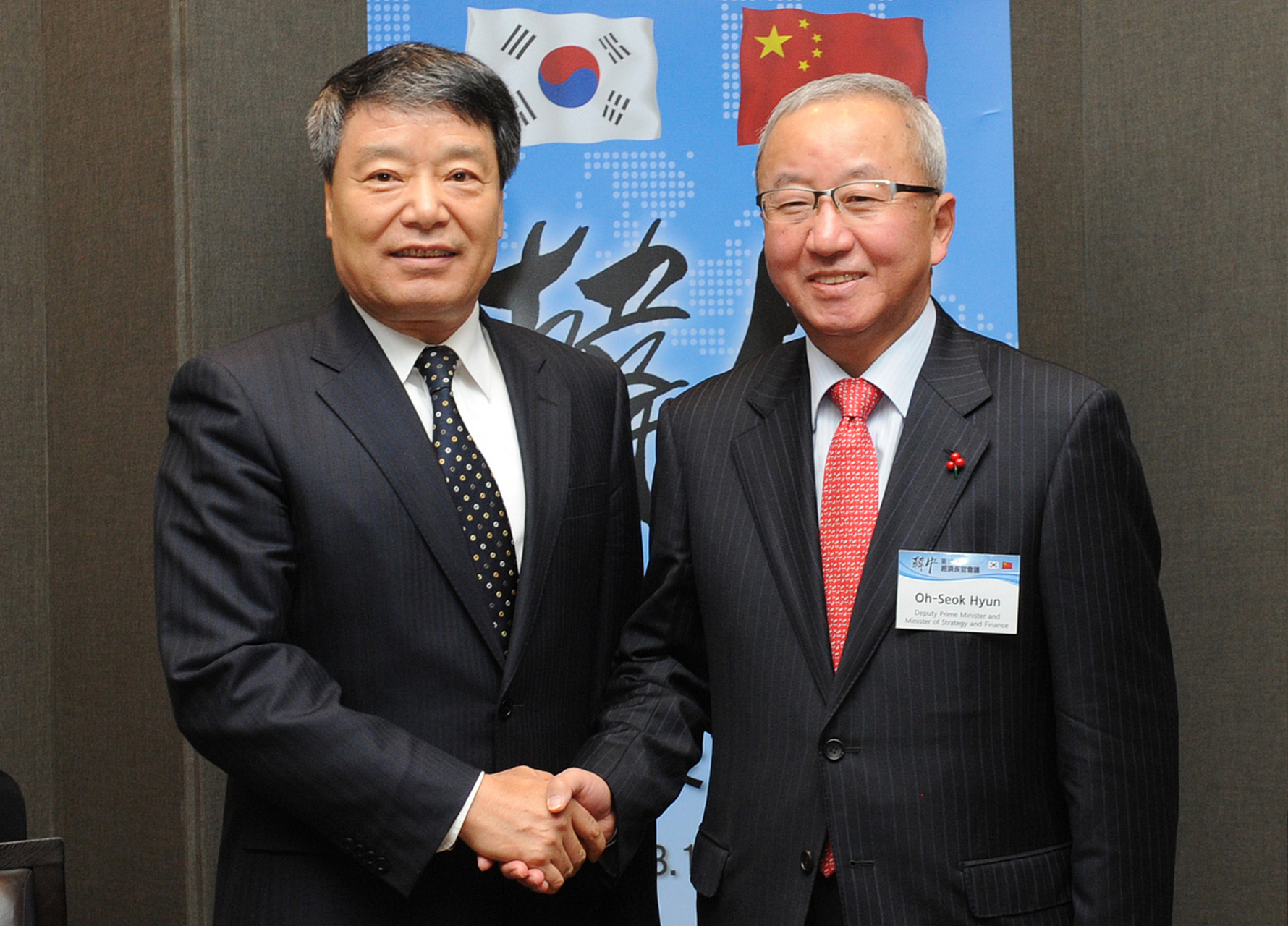 中国驻韩国大使邢海明与韩国最大在野党共同民主党党首李在明举行了