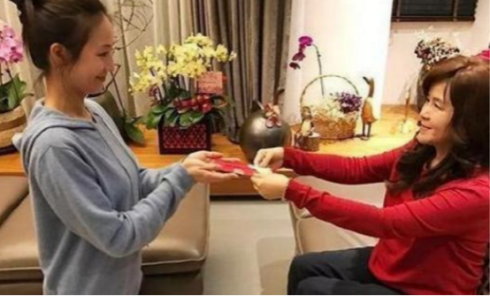 晒晒张钧甯住的豪宅,客厅摆放了超多杂物,墙上只刷了白墙