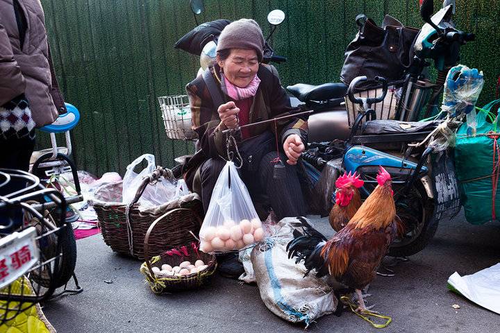 临近年关,进城卖鸡蛋的老大娘