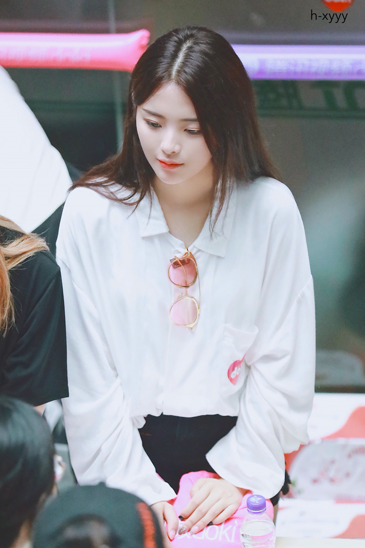 创造101,杨超越白衣衬衣少女感十足,甜蜜度爆棚