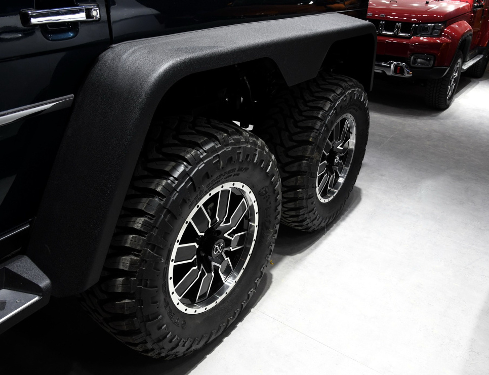 就等上市!国产"越野大g"来袭,6驱 7个轮子,颜值堪比百万奔驰